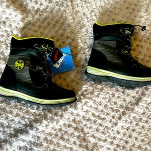 Brand new Totes boots size 3